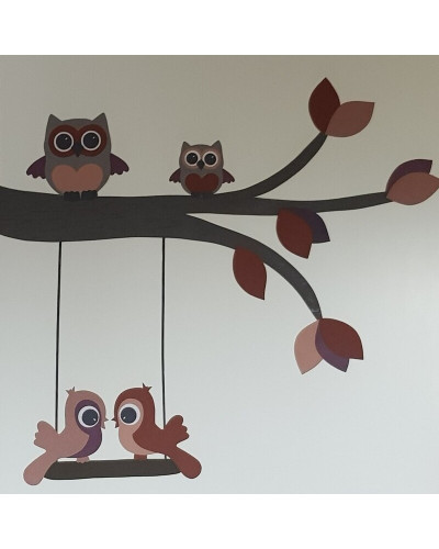 Behang muursticker tak met uilen en vogels op schommel roestbruin en terracotta.