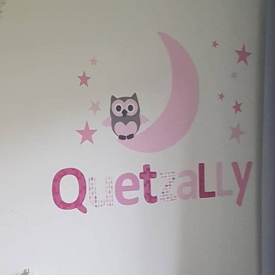 Behang muursticker babykamer uil op de maan licht roze met bijpassende naamletters.