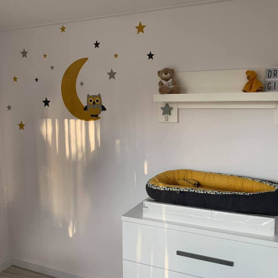 Behang muursticker babykamer uil op de maan okergeel met sterren.