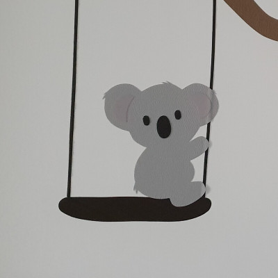 Muursticker behang zittend koala beertje op schommel.