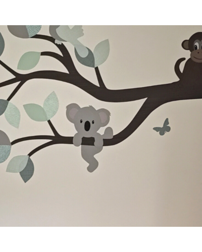 Muursticker behang klimmend koalabeertje.