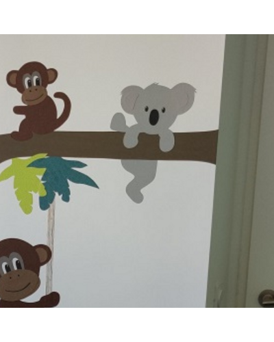 Behangsticker kinderkamer klimmende koalabeer spiegelbeeld.