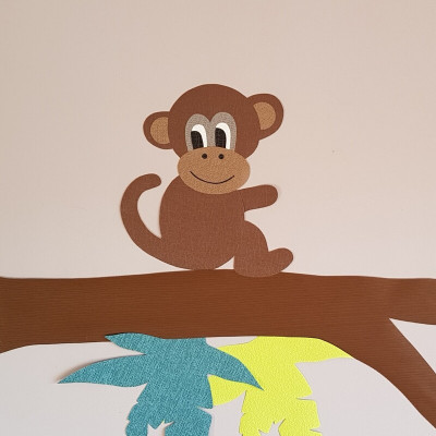 Behang muursticker klein aapje opzij op tak.