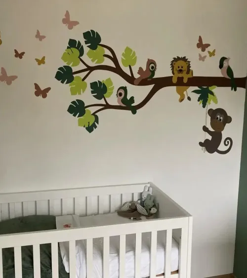 Behangmuursticker jungletak babykamer.