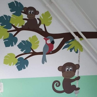 Behangmuursticker jungletak babykamer met aapjes en papegaai.