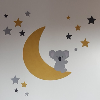 behangsticker zittende koala op de maan met sterren okergeel