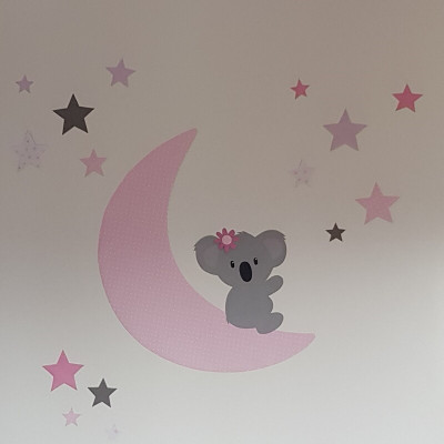 behangsticker zittende koala op de maan  met sterren licht roze