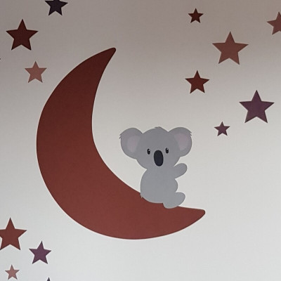 behangsticker zittende koala op de maan  met sterren roestbruin