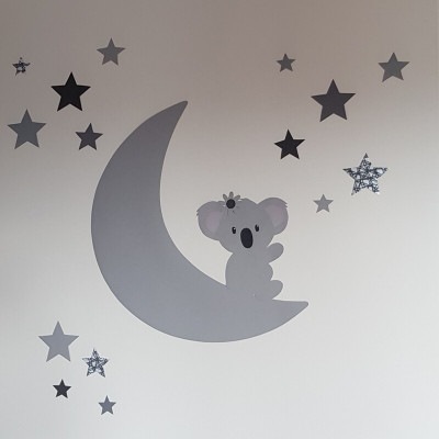 behangsticker zittende koala op de maan  met sterren licht grijs met bloem