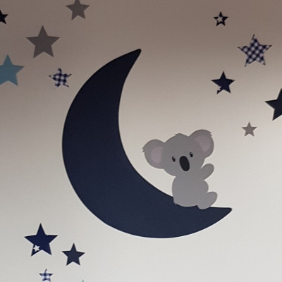 behangsticker zittende koala op de maan  met sterren donkerblauw