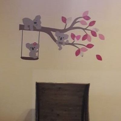 Behang muursticker babykamer koala tak met schommel fel roze.