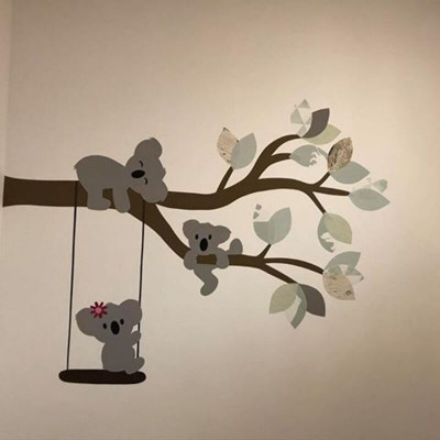 Behang muursticker babykamer koala tak met schommel mint.