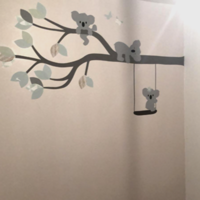 Behang muursticker babykamer koala tak met schommel mintgroen ondersteboven.