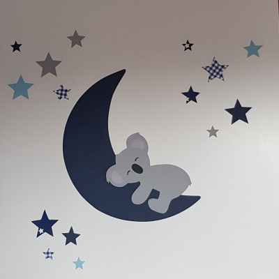 Muursticker behang babykamer slapende koalabeer op de maan donkerblauw.