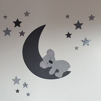 Muursticker behang babykamer slapende koalabeer op de maan donker grijs.