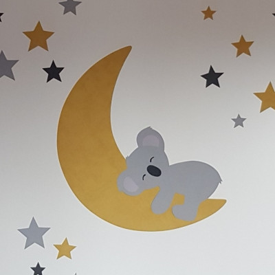 Muursticker behang babykamer slapende koalabeer op de maan oker.