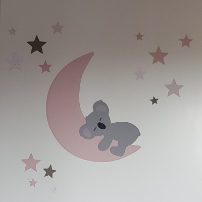 Muursticker behang babykamer slapende koalabeer op de maan  oud roze.