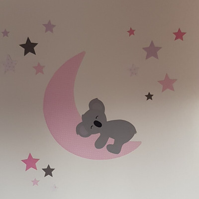 Muursticker behang babykamer slapende koalabeer op de maan licht roze.