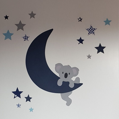 Behang muursticker babykamer klimmend koalabeertje op de maan donkerblauw.