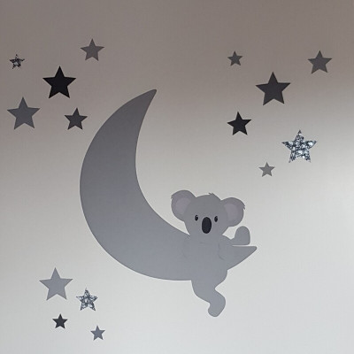 Behang muursticker babykamer klimmend koalabeertje op de maan lichtgrijs.