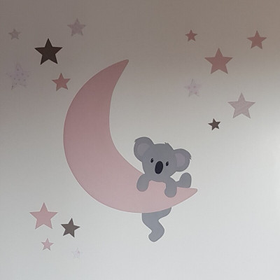 Behang muursticker babykamer klimmend koalabeertje op de maan oud roze.