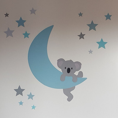 Behang muursticker babykamer klimmend koalabeertje op de maan blauw.