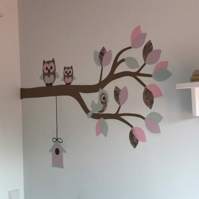 Behangdecoratie Sierlijke uilentak mintgroen en roze.
