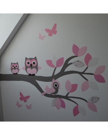 Muursticker behang tak met roze uilen en een schommel met vogels.