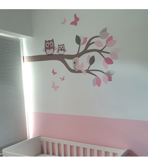 Behang muursticker tak met uiltjes roze babykamer.