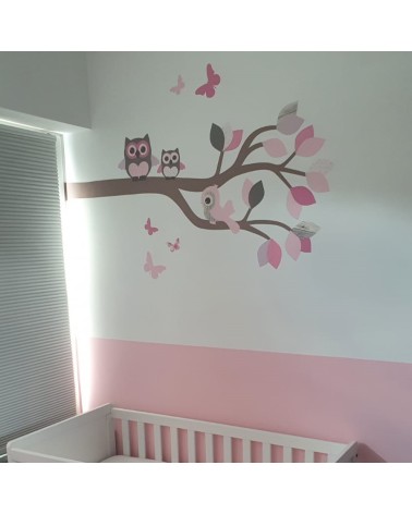 Behang muursticker roze tak met uiltjes.