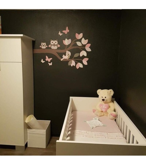 Behang muursticker tak met uiltjes roze babykamer.