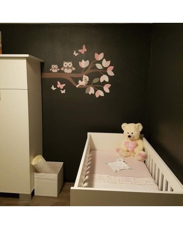 Muursticker babykamer tak met uilen licht roze.