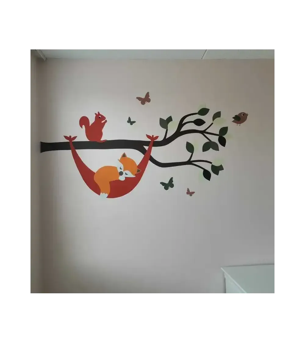 Muursticker tak met hangmat groentinten.
