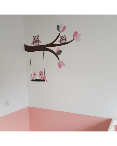 Behang muursticker tak met uilen en vogels op schommel roze.