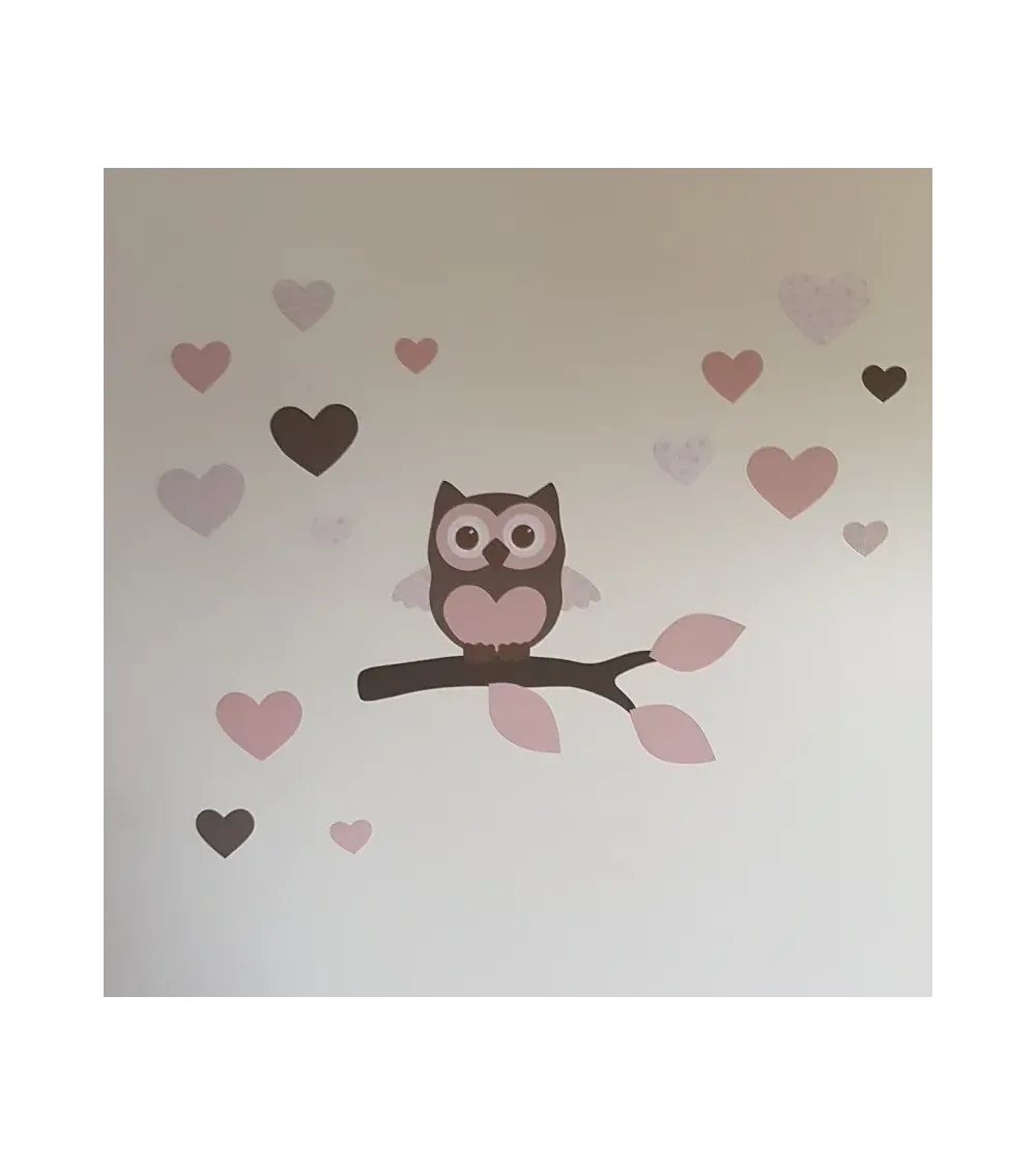 Behang muursticker babykamer uil op tak met hartjes oud roze.