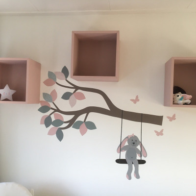 Behangsticker meisjeskamer. Tak met koala's, vogel en vlinders in roze en mintgroen.
