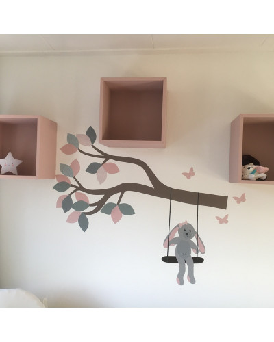 Behang muursticker babykamer losse sierlijke tak oud roze oud groen met konijn op schommel.