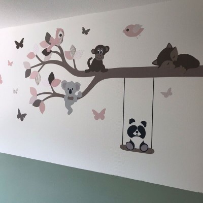 Behangsticker meisjeskamer. Tak met koala's, vogel en vlinders in roze en mintgroen.