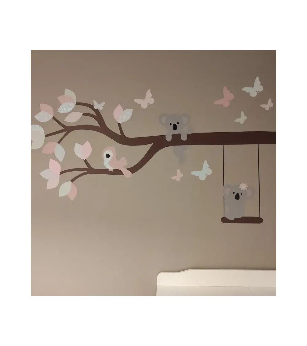 Behangsticker meisjeskamer. Tak met koala's, vogel en vlinders in roze en mintgroen.