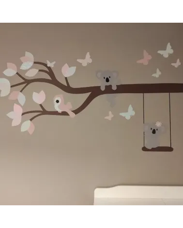 Behangsticker meisjeskamer. Tak met koala's, vogel en vlinders in roze en mintgroen.