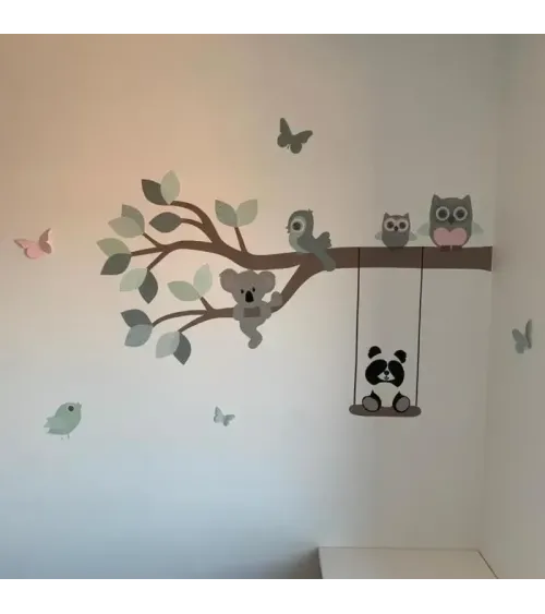 Behangsticker meisjeskamer. Tak met koala's, vogel en vlinders in roze en mintgroen.