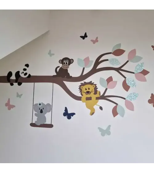 Behangsticker meisjeskamer. Tak met koala's, vogel en vlinders in roze en mintgroen.