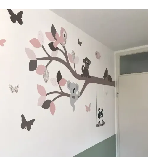 Behangsticker meisjeskamer. Tak met koala's, vogel en vlinders in roze en mintgroen.