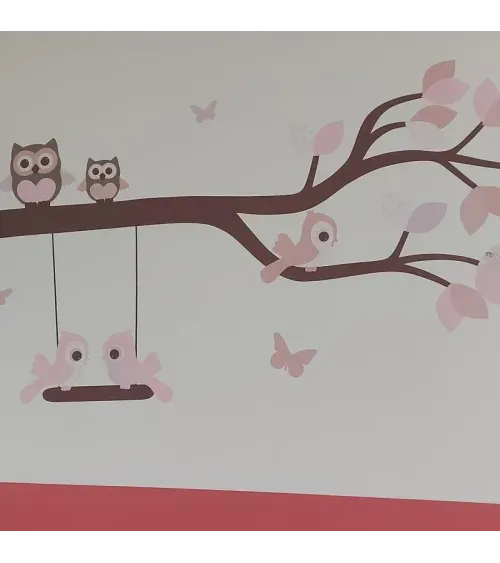 Behangsticker meisjeskamer. Tak met koala's, vogel en vlinders in roze en mintgroen.