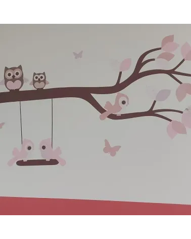 Muur behangsticker meisjeskamer tak met uilen en vogels op een schommel roze.
