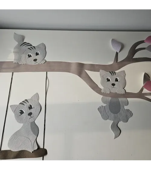 Muursticker spelend poesje babykamer.