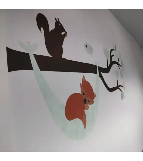Muursticker tak met hangmat groentinten.