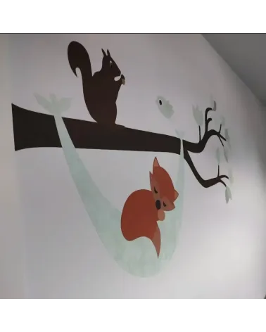 Muursticker babykamer roestbruin slapend vosje in een mintgroene hangmat aan een tak met een eekhoorn en vogeltje.