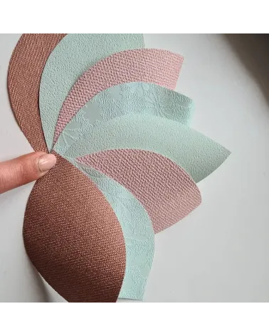 Bladeren oud roze, mintgroen en terracotta.