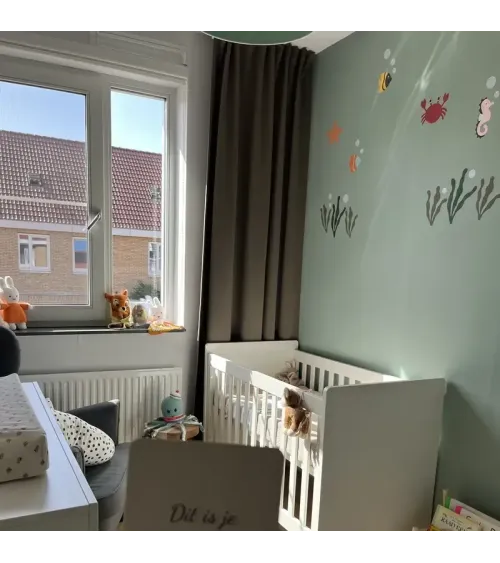 Muursticker aanvulset oceaan onderwaterwereld met zeewier en luchtbellen.